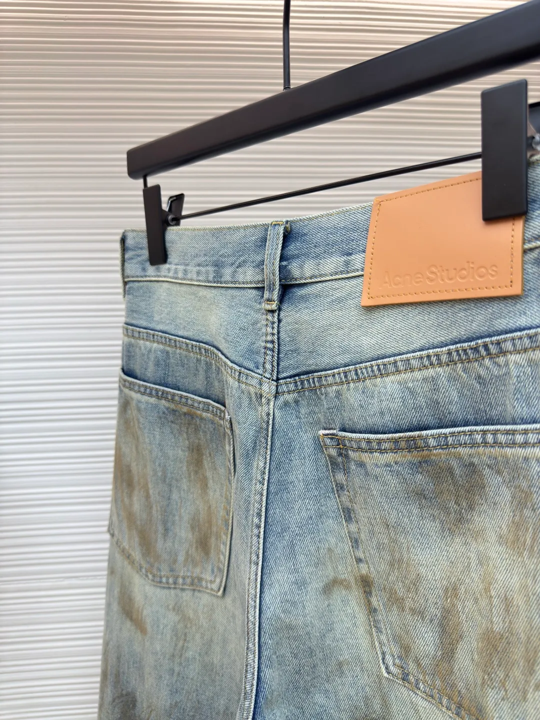 Acne Studios dirty ripped jeans with splashes of ink ●Authentic product: Purchased and developed by 6789 ●Item number: 1680161-A75 ●Material: denim fabric ●Technology: distressed wash ●Version: Fitted version ●Weight: about 670 grams ●Size: 29-30-31-32-33-34 ●Description: Distressed ripped straight jeans, Juju heavy industry, retro distressed wash process, casual and versatile Easily wear a fashionable style. Handmade with many irregular holes to make the whole pair of pants more layered. It can be matched with the same style to create a fashionable look, and can be used in various occasions. Customized accessories, complete with three labels, the same style for men and women!